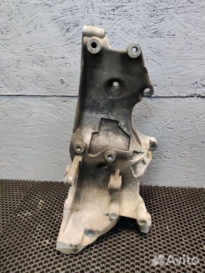 Кронштейн генератора Audi A4 B7 BWE 2008