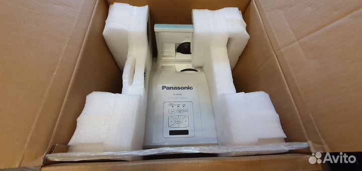 Panasonic PT-CW240. Проектор с экраном