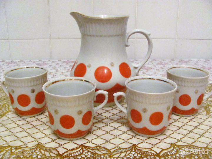 Бокалы и кувшин