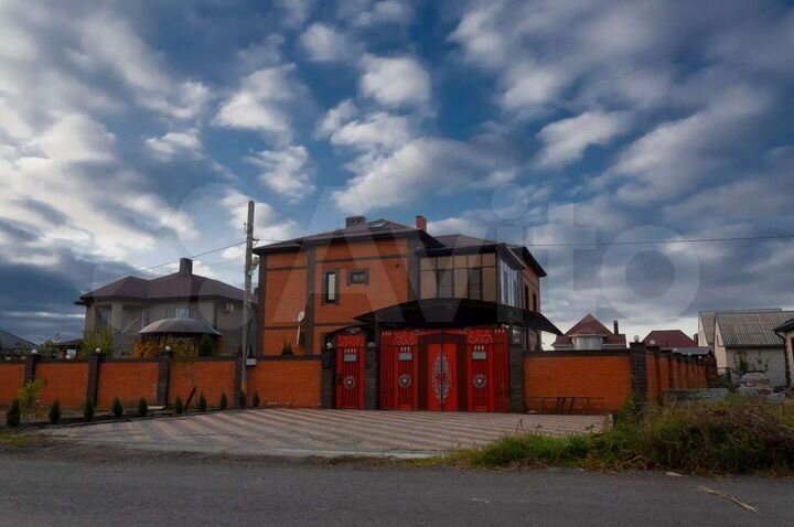 Дом 400 м² на участке 8,5 сот.