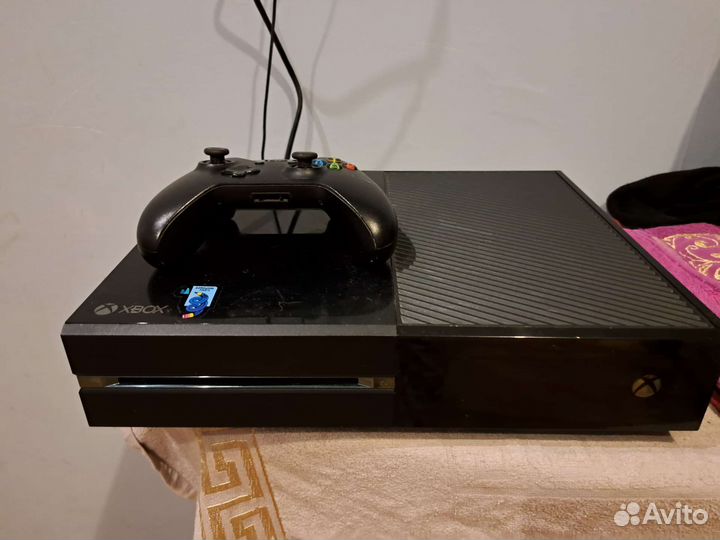 Xbox One с геймпадом