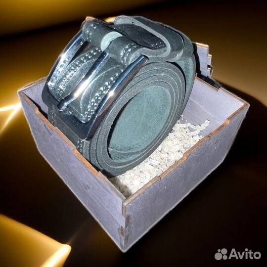 Кожаный ремень в подарочной коробке