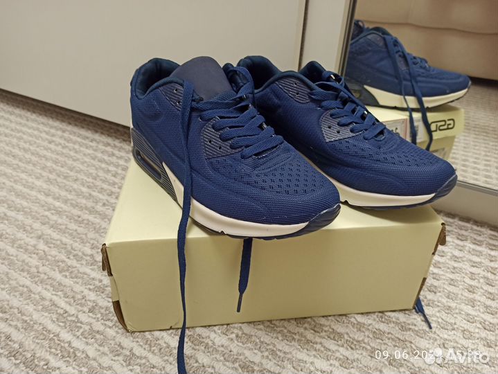 Кроссовки на мальчика р. 39