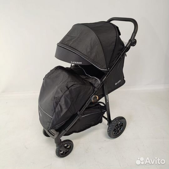 Всесезонная прогулочная коляска (надувные колеса)