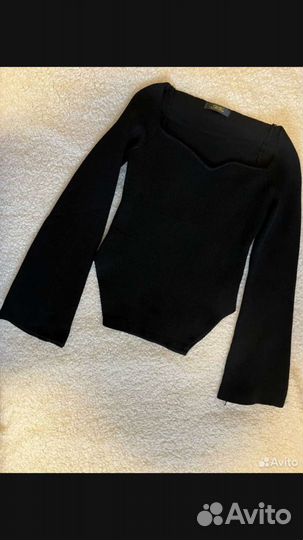 Свитер с фигурным вырезом