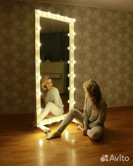 Зеркало с лампами