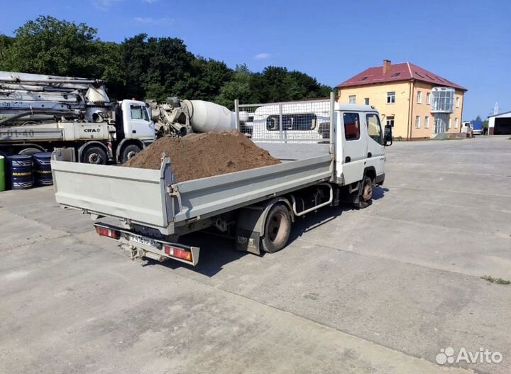 Песок карьерный в небольшой машине
