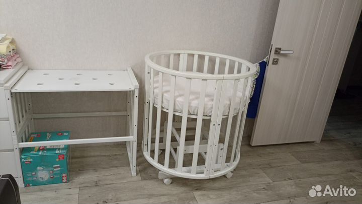 Детская кроватка с маятником круглая