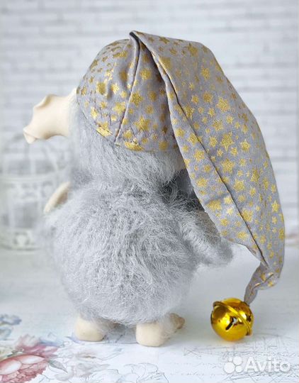 Серый гном домовой, в колпаке с колокольчиком