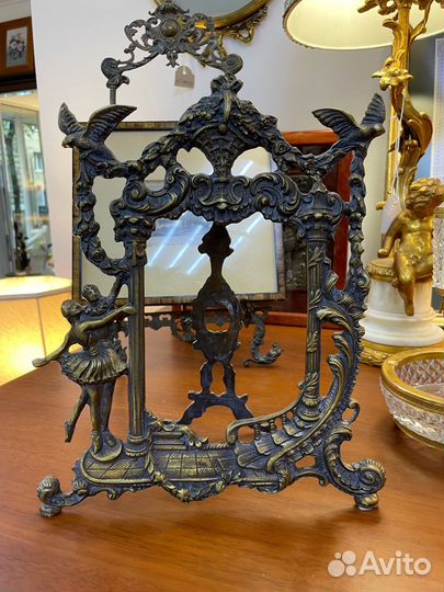 Старинная бронзовая рама для зеркала / фото