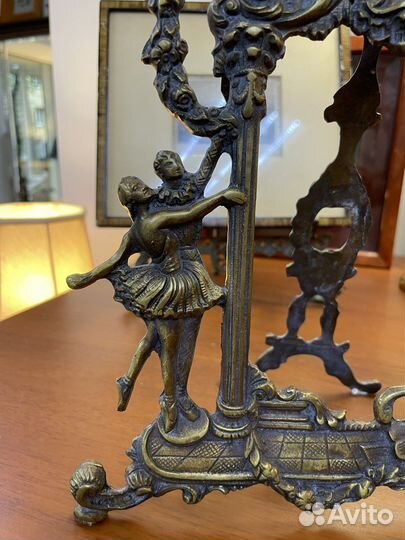 Старинная бронзовая рама для зеркала / фото