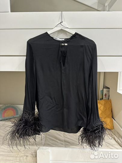 Блузка zara с перьями черная