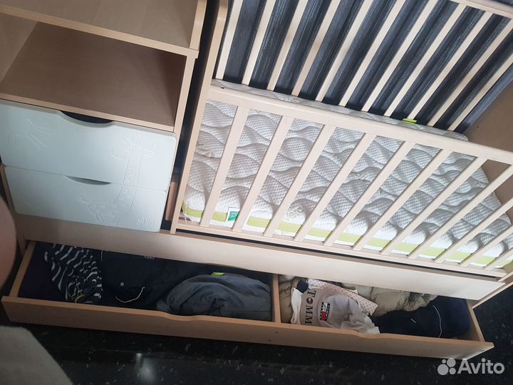 Детская кроватка и пеленальный комод