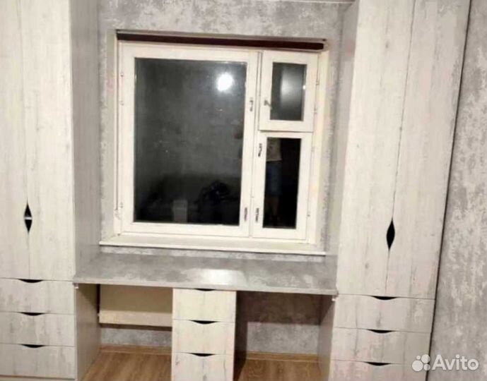 Детская рабочая зона у окна