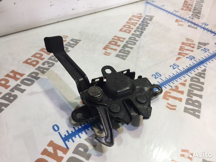 Тойота Камри Замок капота Средний/Центр