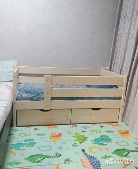 Кровать детская из массива с бортиком