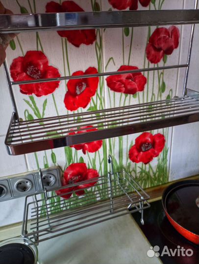 Металлические полочки для специй на кухне