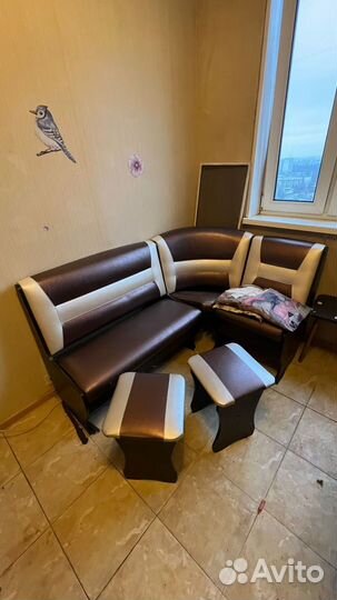 Отдам стол и мягкий уголок