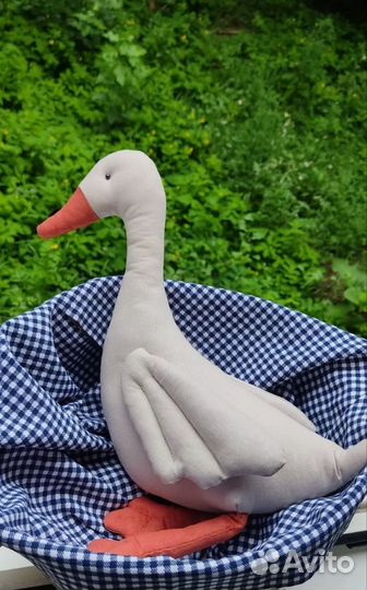 Игрушка ручной работы гусь