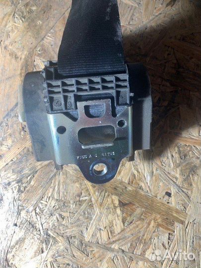 Ремень безопасности задний правый Volkswagen Golf