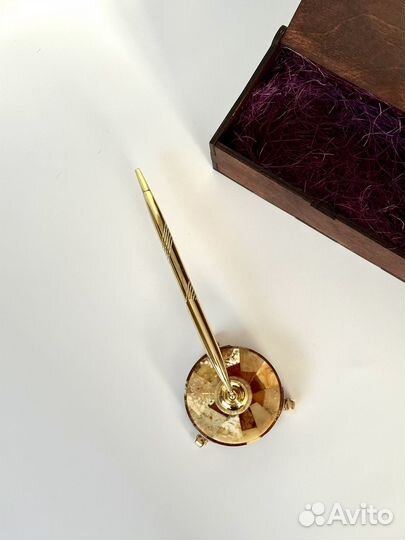 Ручка новая на подставке из янтаря