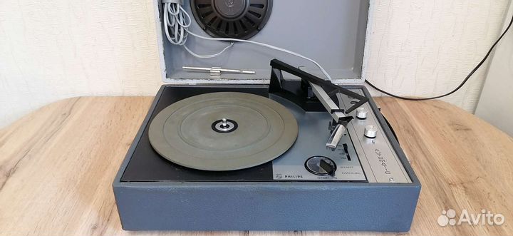 Проигрыватель винила philips 22GC 040