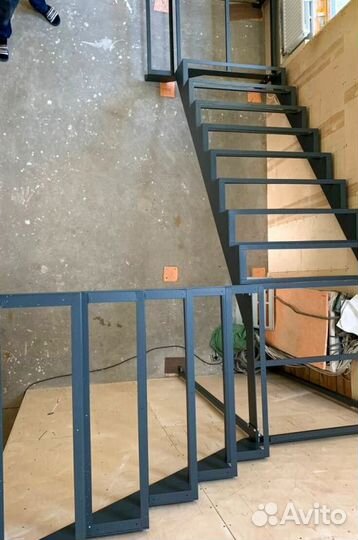 Г-образная лестница с поворотом