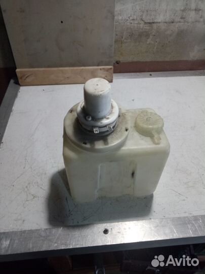 Бачек омывателя (с насосом)