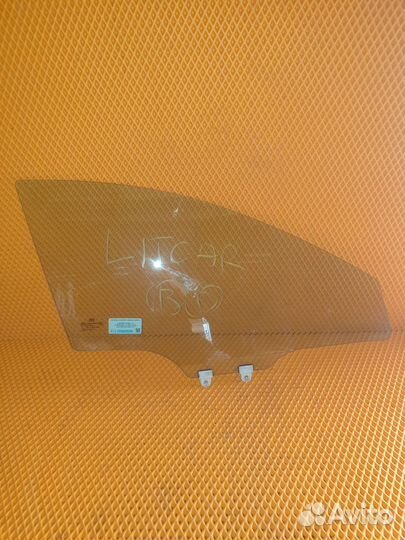 Стекло двери переднее правое Mazda 3 BM