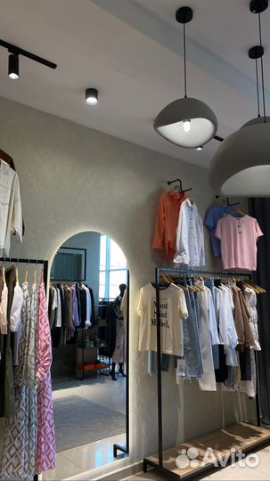 Сдаются в аренду полки и рейлы в новом шоуруме