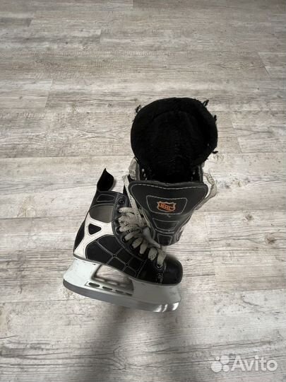 Хоккейные коньки CCM 35размер