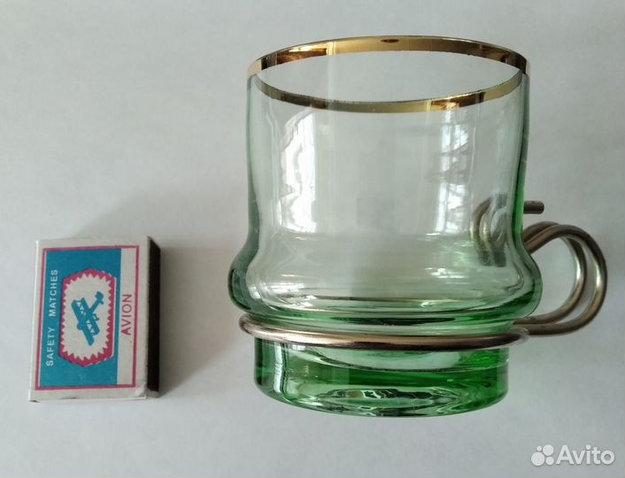 Стеклянный бокал из зеленого стекла