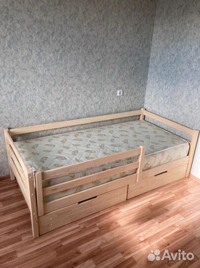 Детская кровать из массива дерева