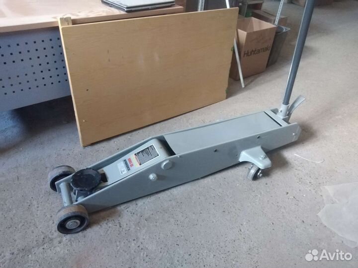 Домкрат гидравлический подкатной 10 т