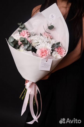 Букет из хризантем, эвкалипта и диантусов