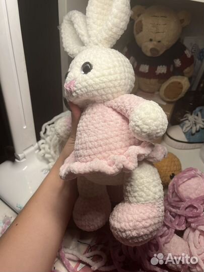 Вязанная игрушка зайка