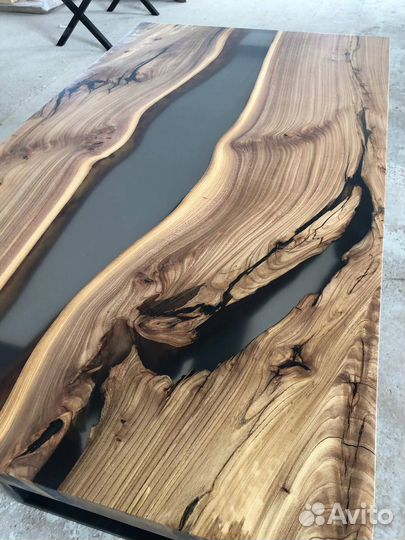 Стол из эпоксидной смолы река