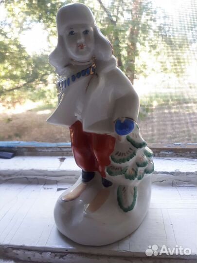 Статуэтка фарфор