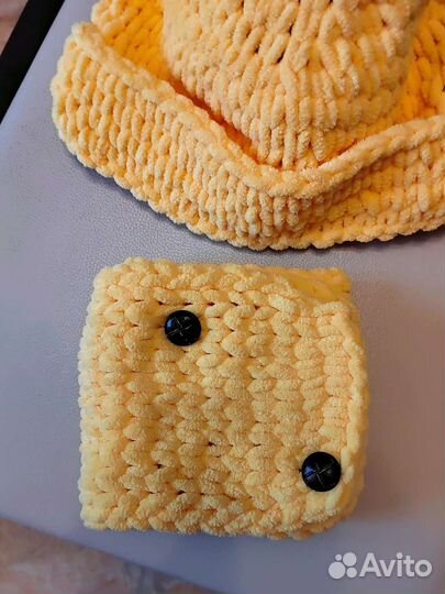 Новый комплект шапочка и манишка