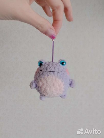Вязаный лягушонок брелок