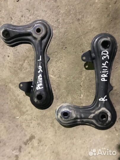 Крепление балки подвески переднее левое Toyota