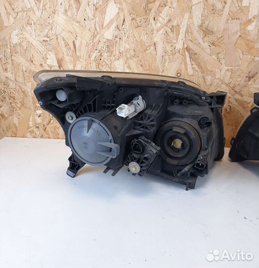 Фары передние пара тойота авенсис AZT250