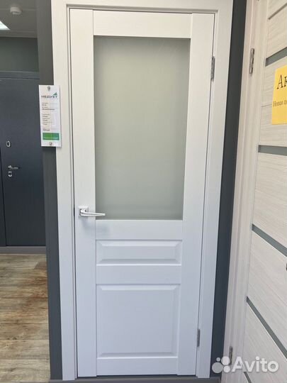 Дверь межкомнатная белая со стеклом