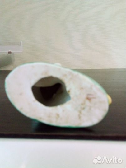 Фарфоровая статуэтка Девочка кормящая цыплят