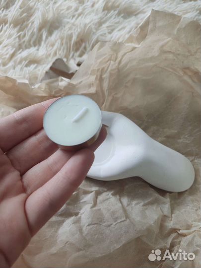 Подсвечник белый из бетона рука и соевая свеча