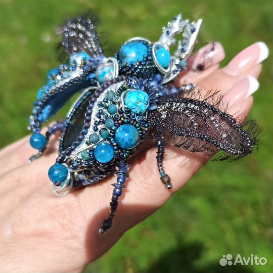 Вышитая брошь жук с лабрадоритом, апатитами и хриз