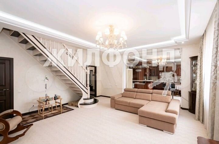 Дом 383 м² на участке 8 сот.