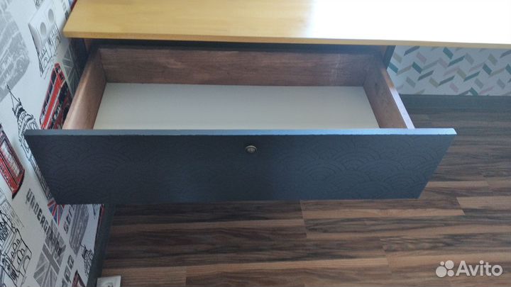 Стол под окном