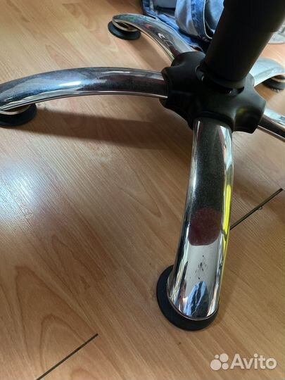 Офисное кожаное кресло