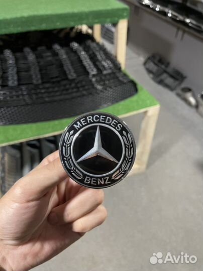 Заглушка капота Mercedes W204 W212